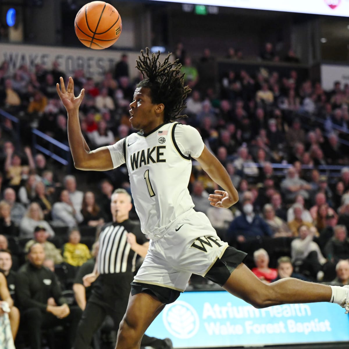 WATCH: Wake Forest's Daivien Williamson hits buzzer-beater to stun Syracuse in ACC Tournament - Sports Illustrated Wake Forest News, Analysis and More