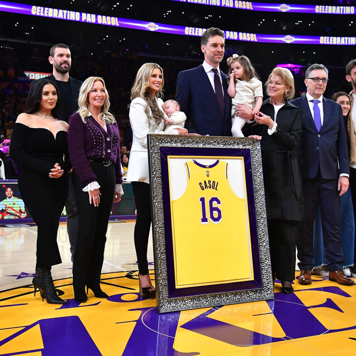 Lakers News: Stars Arrive In Droves For Pau Gasol Jersey