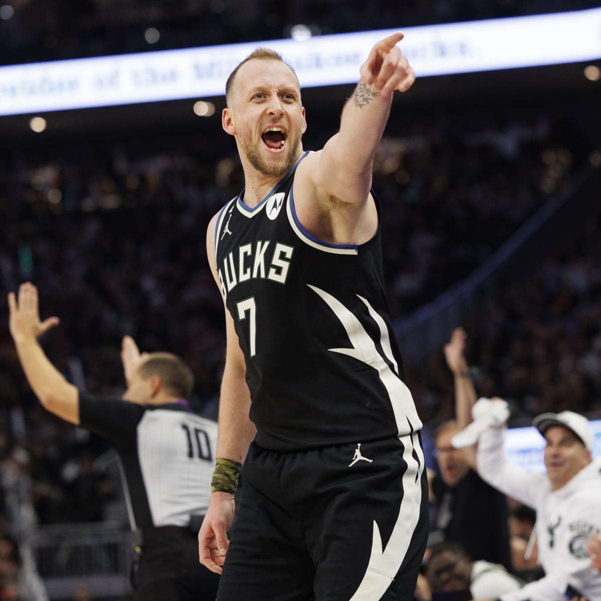 Free-agent forward Joe Ingles signs 1-year deal with the Milwaukee Bucks 