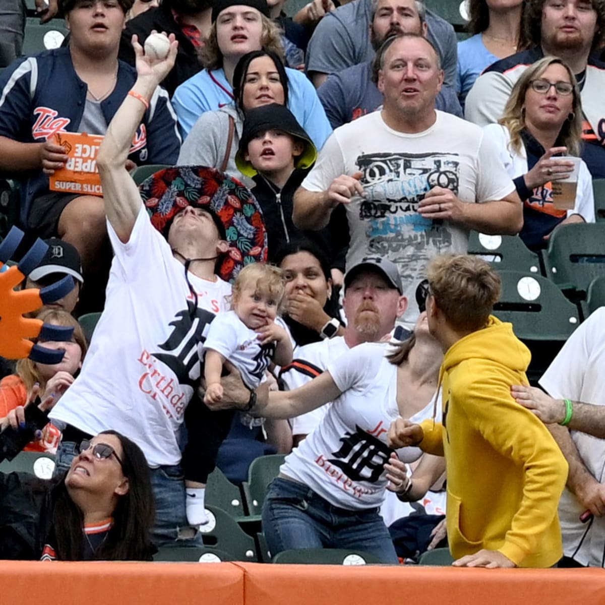 MLB Fan Makes One-Handed Snag on Home Run Ball While Holding Baby - Sports  Illustrated