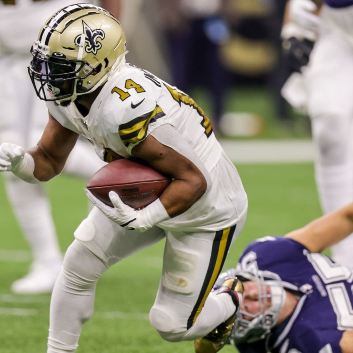 Mark Ingram II evades a tackle