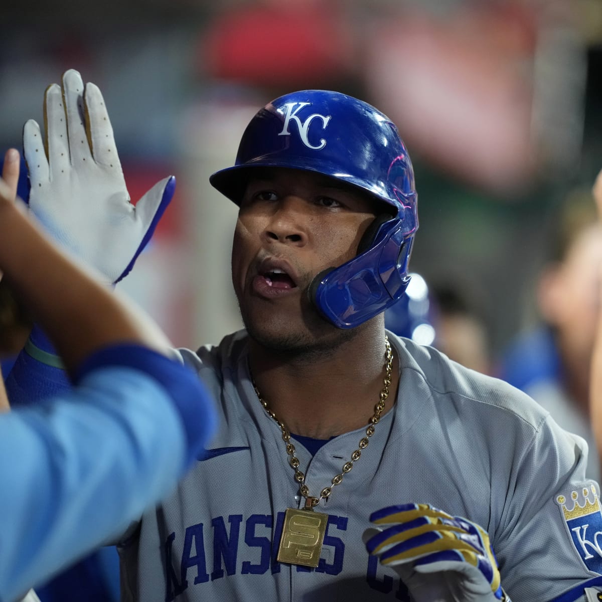 Royals catcher Salvador Perez on DL with intercostal strain