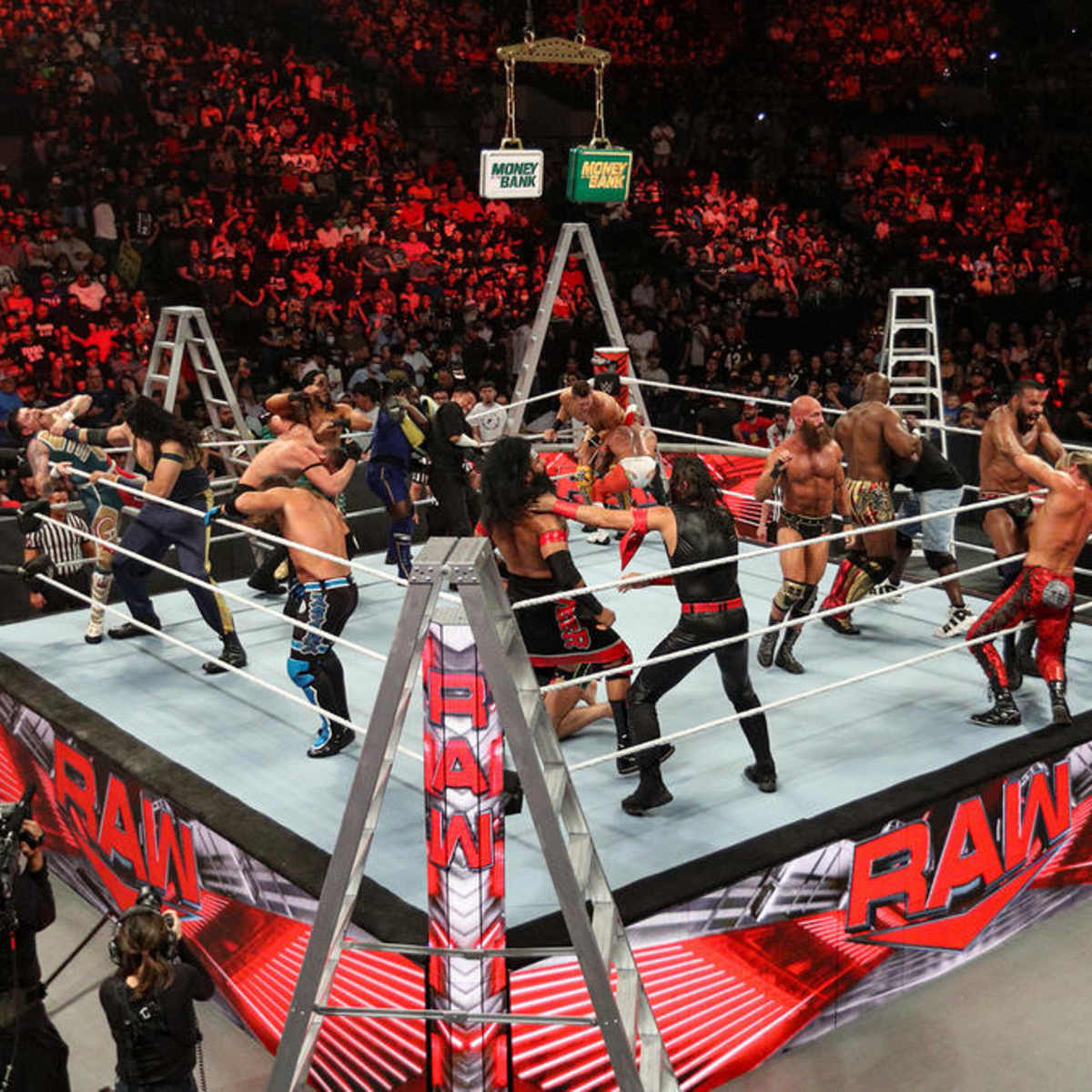 Sport bank. Бьянка Белэйр WRESTLEMANIA 2022. WWE Seth Rollins 2022. Сет Роллинс Бекки Линч 2022. WWE money in the Bank 2014.