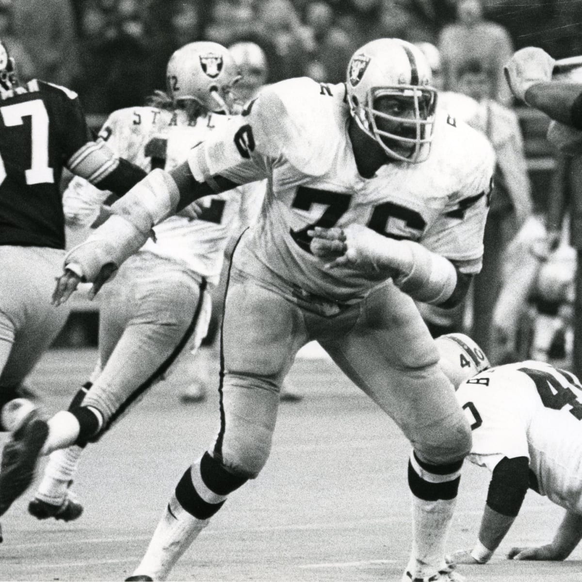 Pro Football Hall of Fame offensive tackle Bob Brown dies at 81