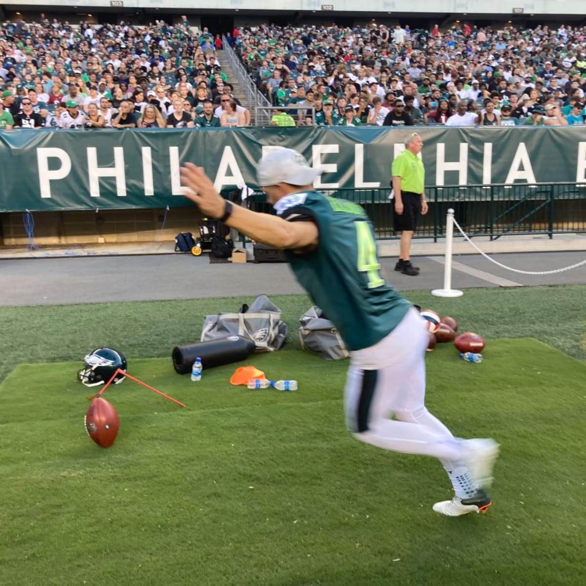 Look out, Phillies! Eagles take swings for charity
