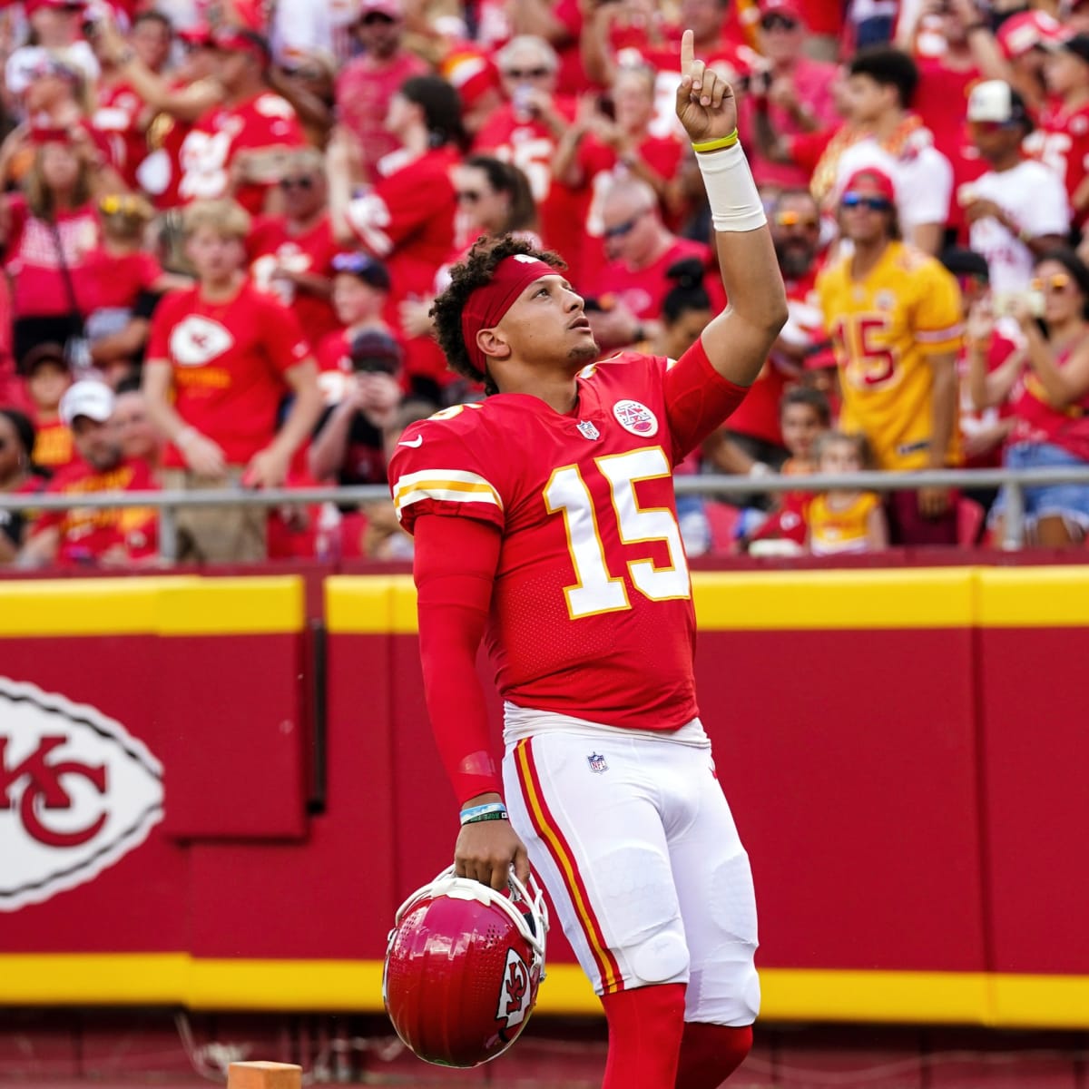 Kansas City Chiefs Quarterback Patrick Mahomes Honors the Late Len Dawson -  Sports Illustrated Purdue Boilermakers News, Analysis and More
