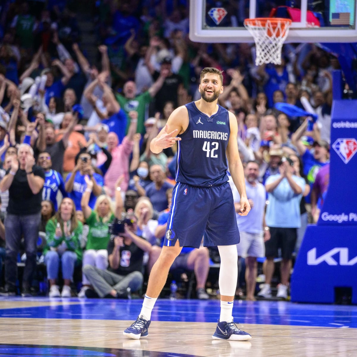 Maxi Kleber contract: Mavericks PF agrees to three-year, $33 million  extension - DraftKings Network