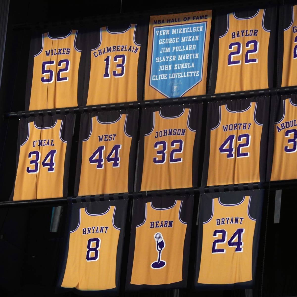 list of lakers retired jerseys
