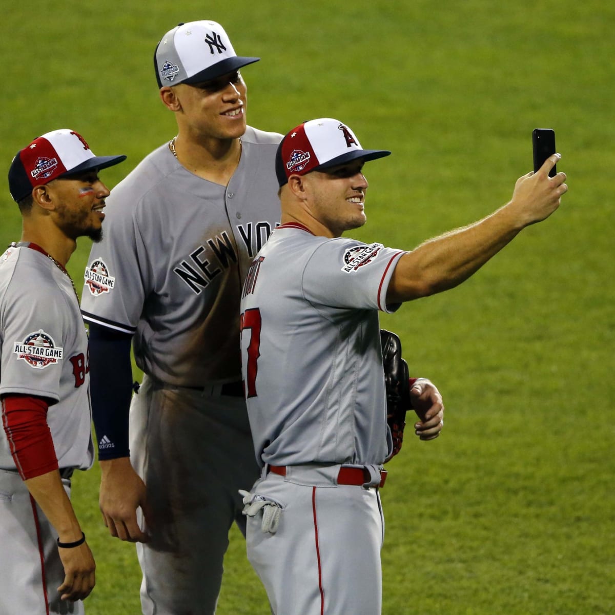 Mookie Betts has MLB's most popular jersey, unseats Aaron Judge on list -  Sports Illustrated