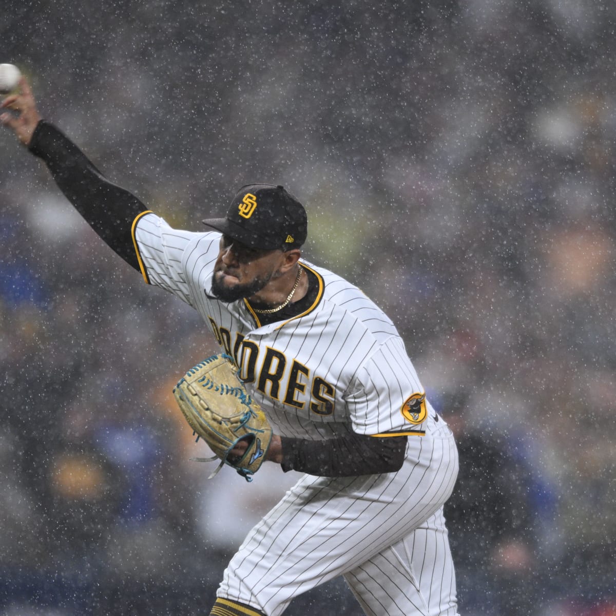 MLB Free Agency: San Diego Padres Keeping Robert Suarez On 5-Year Deal -  Fastball