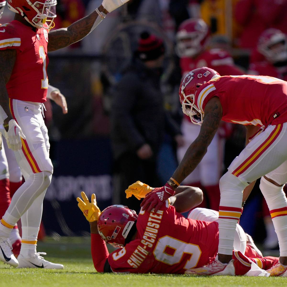 Chiefs' JuJu Smith-Schuster Leaves Game With Head Injury - Sports  Illustrated