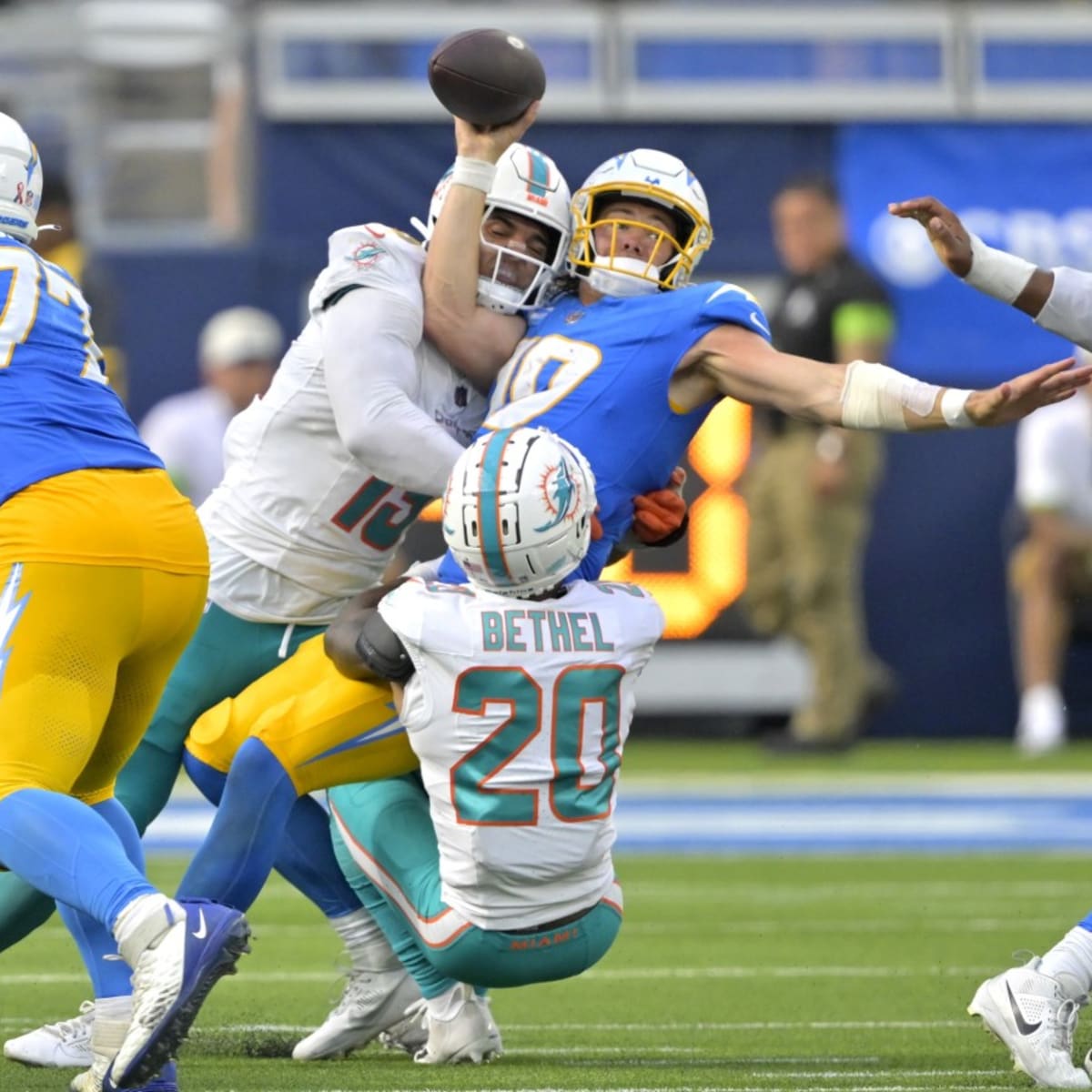 Miami Dolphins-Los Angeles Chargers Week 1 Complete Observations - Sports  Illustrated Miami Dolphins News, Analysis and More