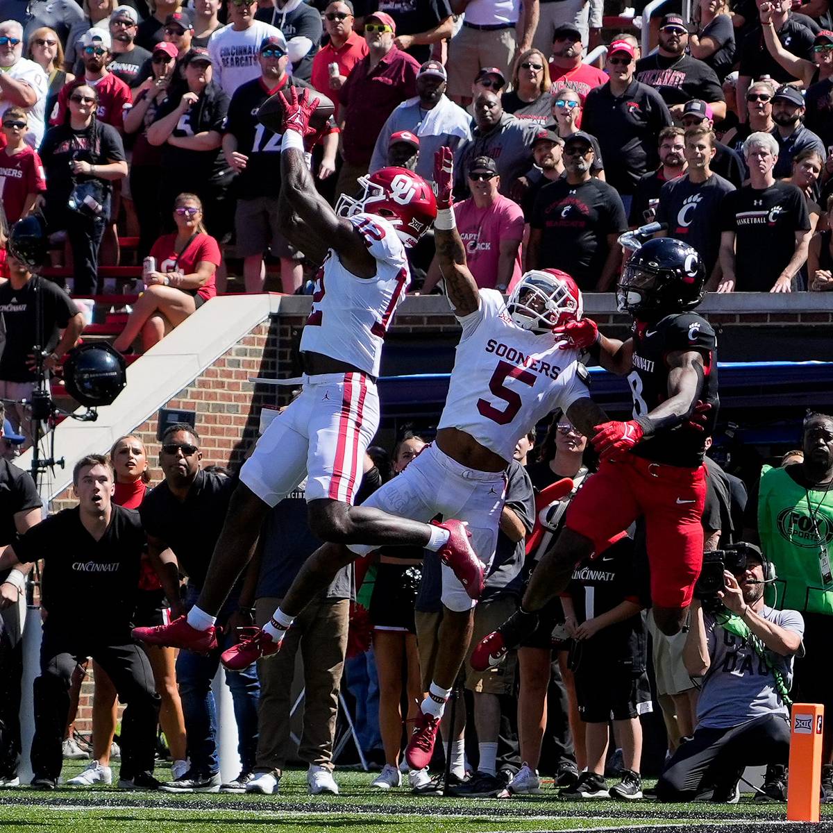 Final Huddle: Oklahoma Football Topples Cincinnati Football 20-6 at Nippert Stadium - All Bearcats