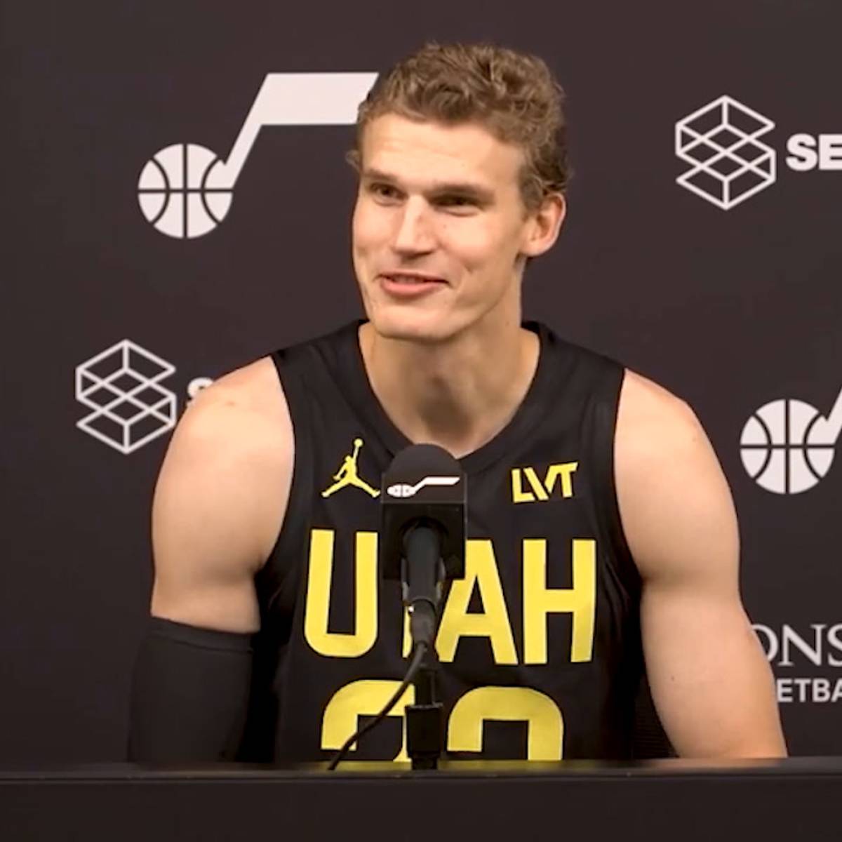 1/99】Noir Lauri Markkanen 臭う RC Auto サイン