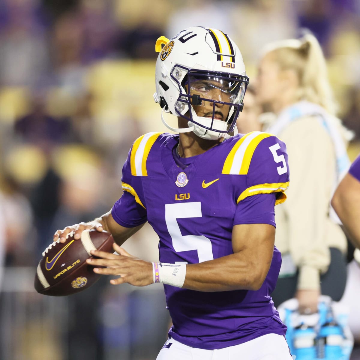 Jayden Daniels honored as top QB in college football, Payton