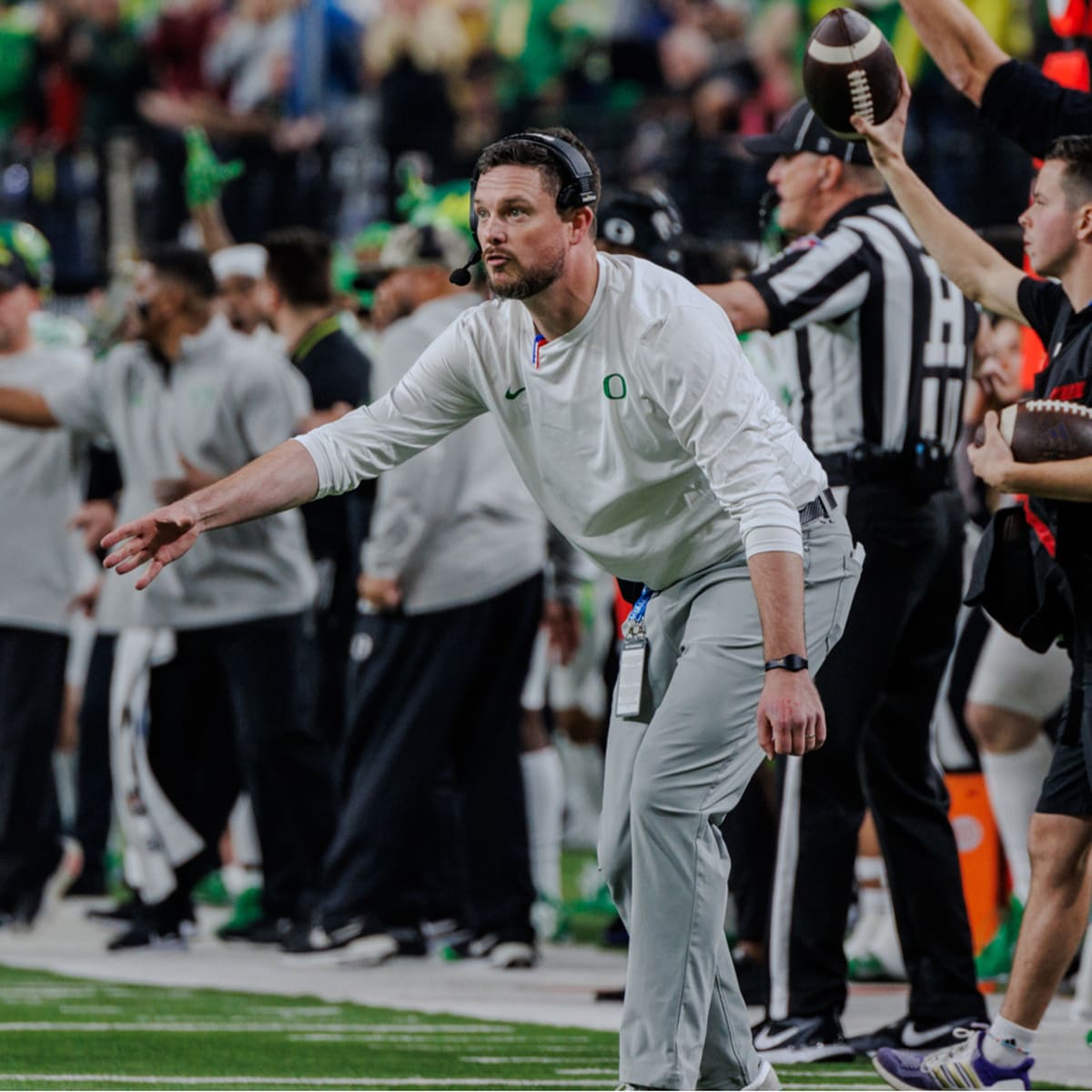 The last time Washington and Oregon faced off we had a CRAZY game with 7  lead changes 😳🍿 Will this time around top it?