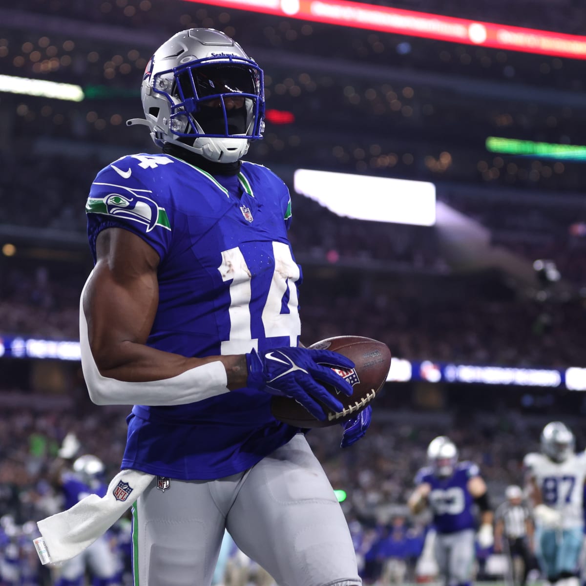 Seahawks WR DK Metcalf 'trying to learn something new' with ASL