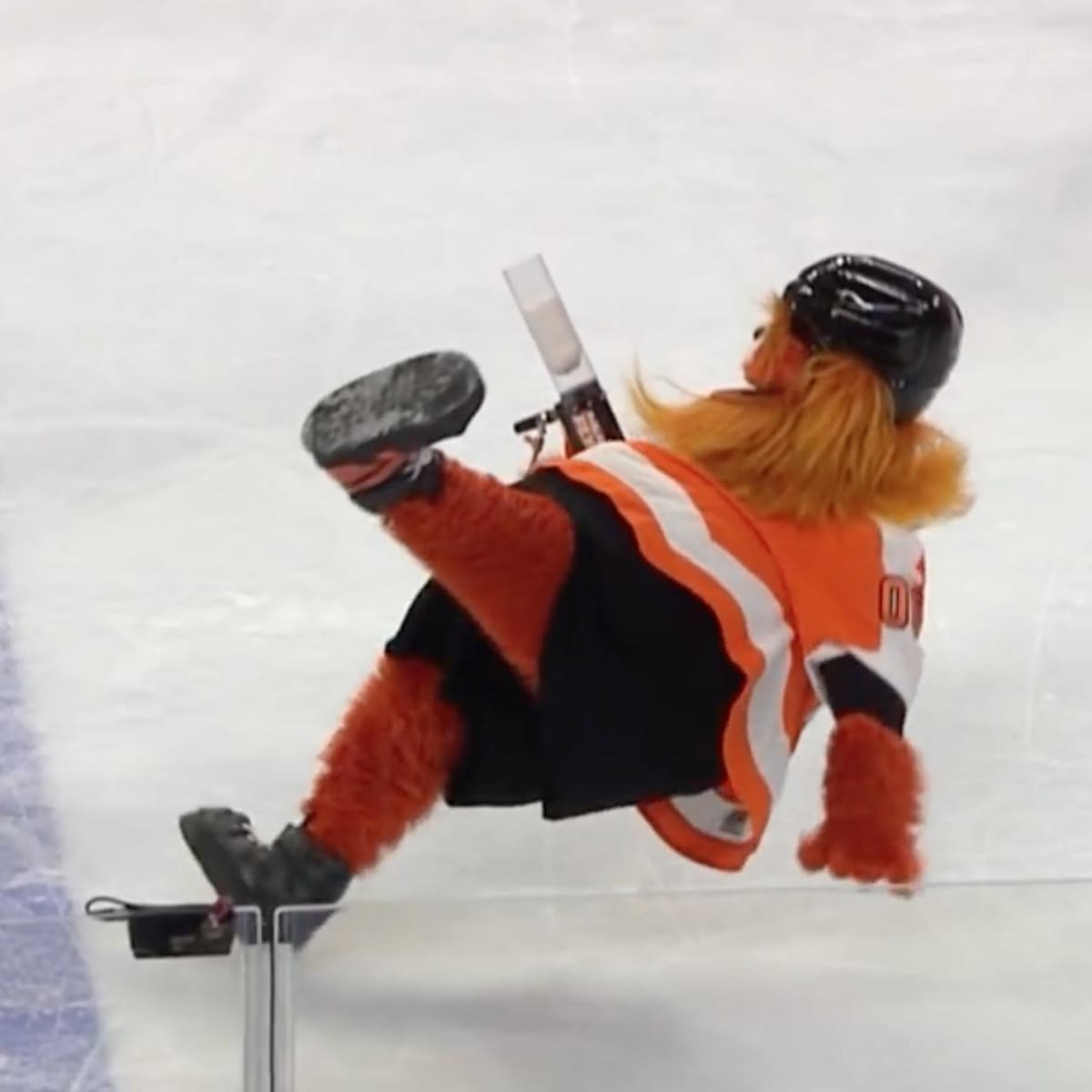 Philadelphia Flyers Mascot, Gritty, Has Fun In First Snow - CBS Detroit