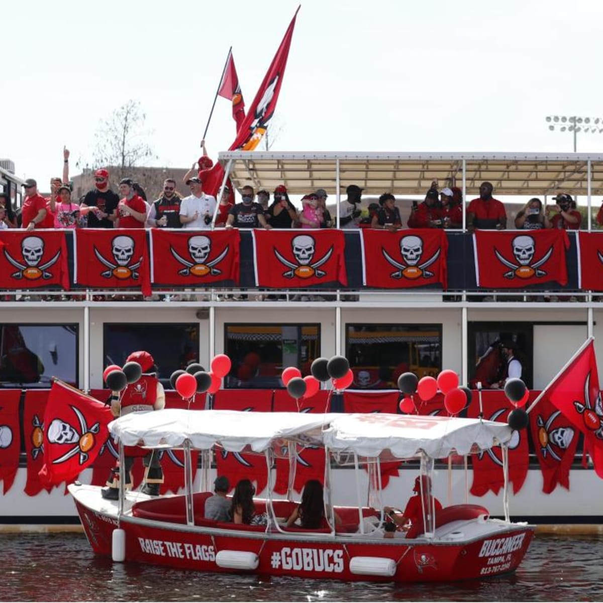 Video Tampa Bay Buccaneers Kick Off Super Bowl Lv Boat Parade Sports Illustrated Tampa Bay Buccaneers News Analysis And More