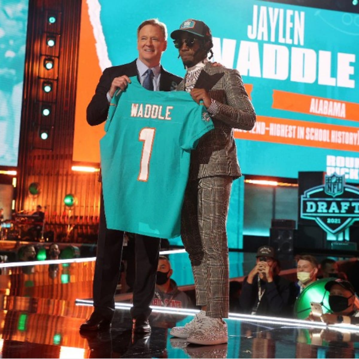 Dolphins Draft 2022: Miami picks Georgia linebacker Channing Tindall - The  Phinsider