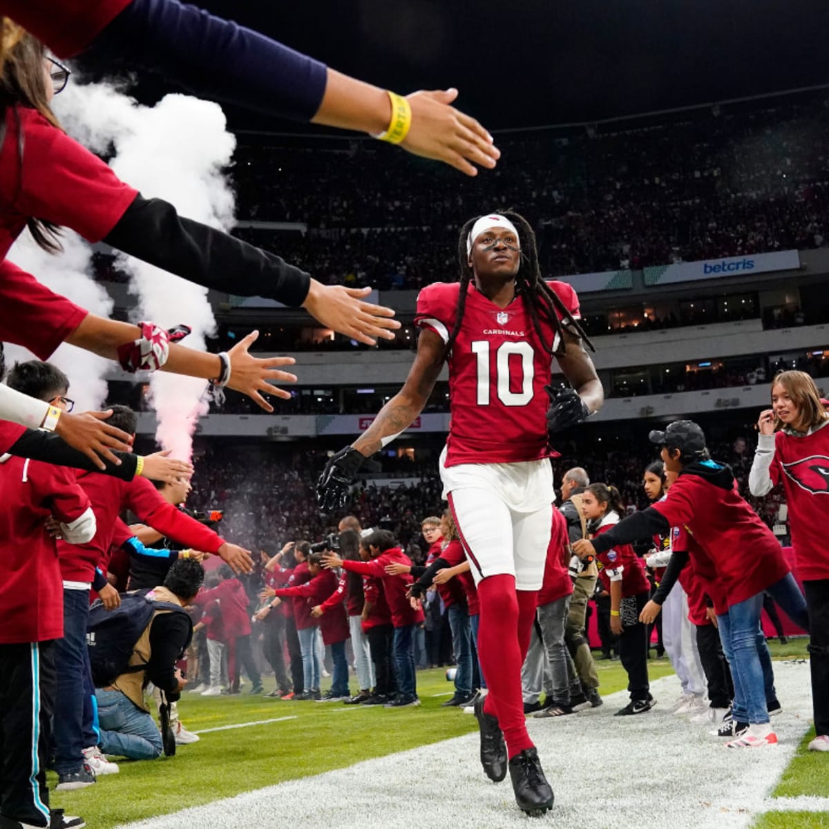 Former Arizona Cardinals WR DeAndre Hopkins Signing With Tennessee Titans -  Sports Illustrated Arizona Cardinals News, Analysis and More