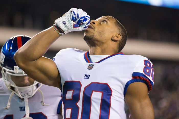 Dec 22, 2016; Philadelphia, PA, USA; New York Giants wide receiver Victor Cruz (80) points to the sky before a game against the Philadelphia Eagles at Lincoln Financial Field.