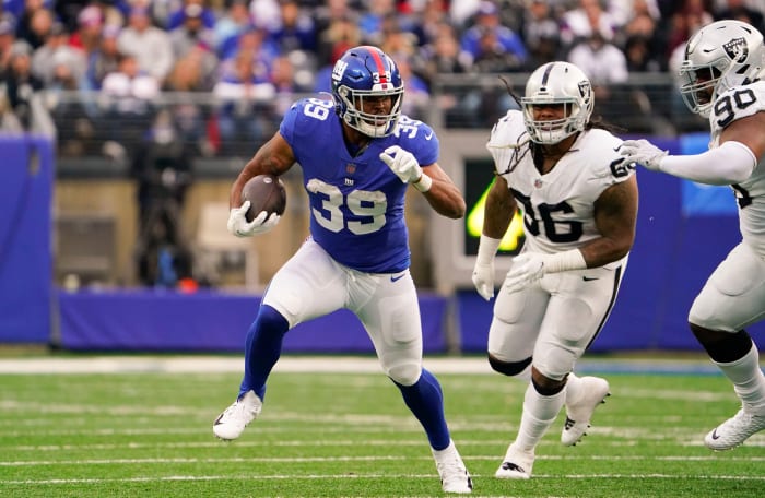New York Giants running back Eli Penny (39) rushes against the Las Vegas Raiders in the second half at MetLife Stadium. The Giants defeat the Raiders, 23-16, on Sunday, Nov. 7, 2021, in East Rutherford.
