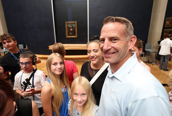 Nate Oats and family in front of the Mona Lisa