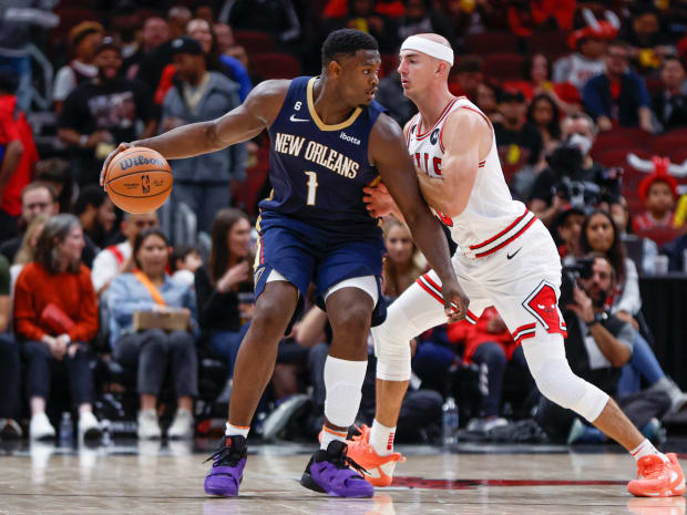 Chicago Bulls guard Alex Caruso defends New Orleans Pelicans forward Zion Williamson