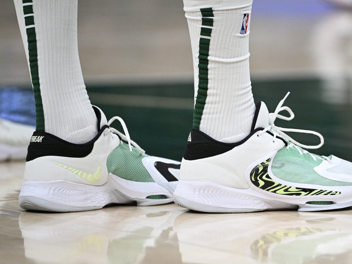 mecánico Perpetuo labio Giannis Antetokounmpo's Nike Shoes Are Over 40% Off Online - Sports  Illustrated FanNation Kicks News, Analysis and More