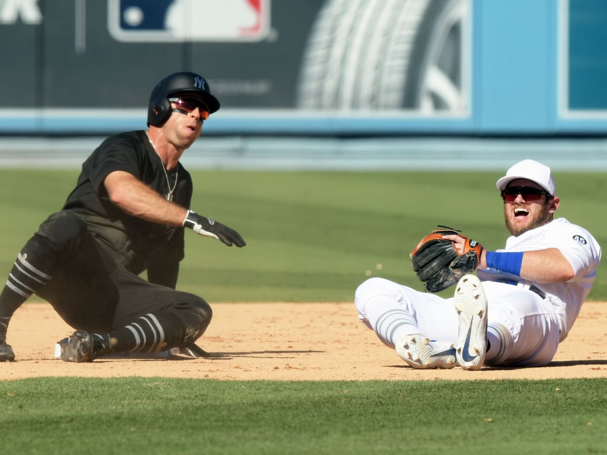 Dodgers escape jam in bizarre 9th, hold off Yankees 2-1
