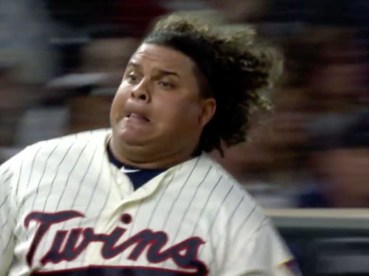 Willians Astudillo: Twins catcher scores from first (video
