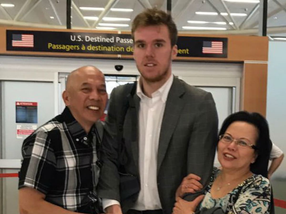 Connor McDavid explains awkward airport photo with fans ...