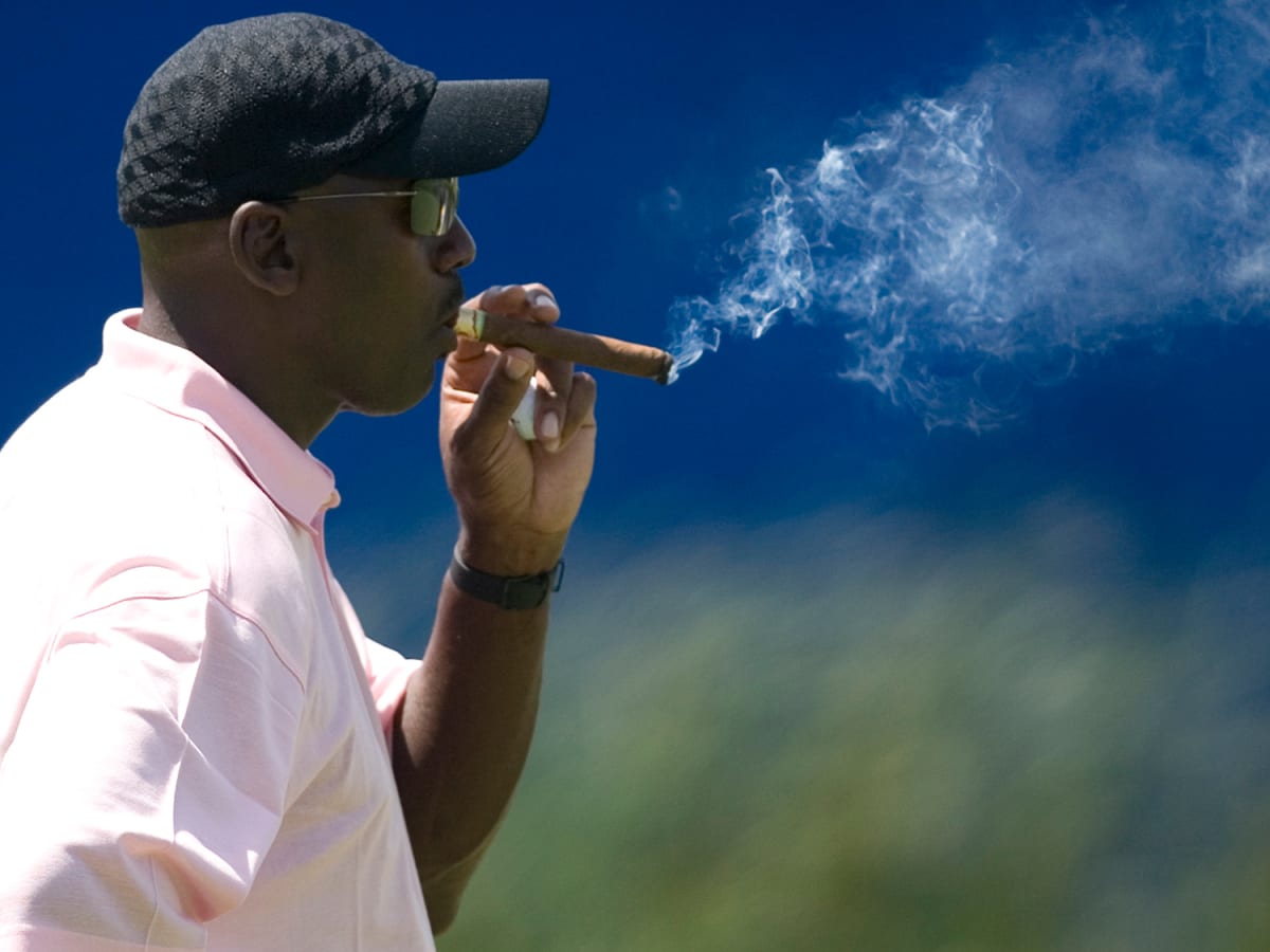 at tilbagetrække liter Bør Michael Jordan smokes six cigars per day - Sports Illustrated
