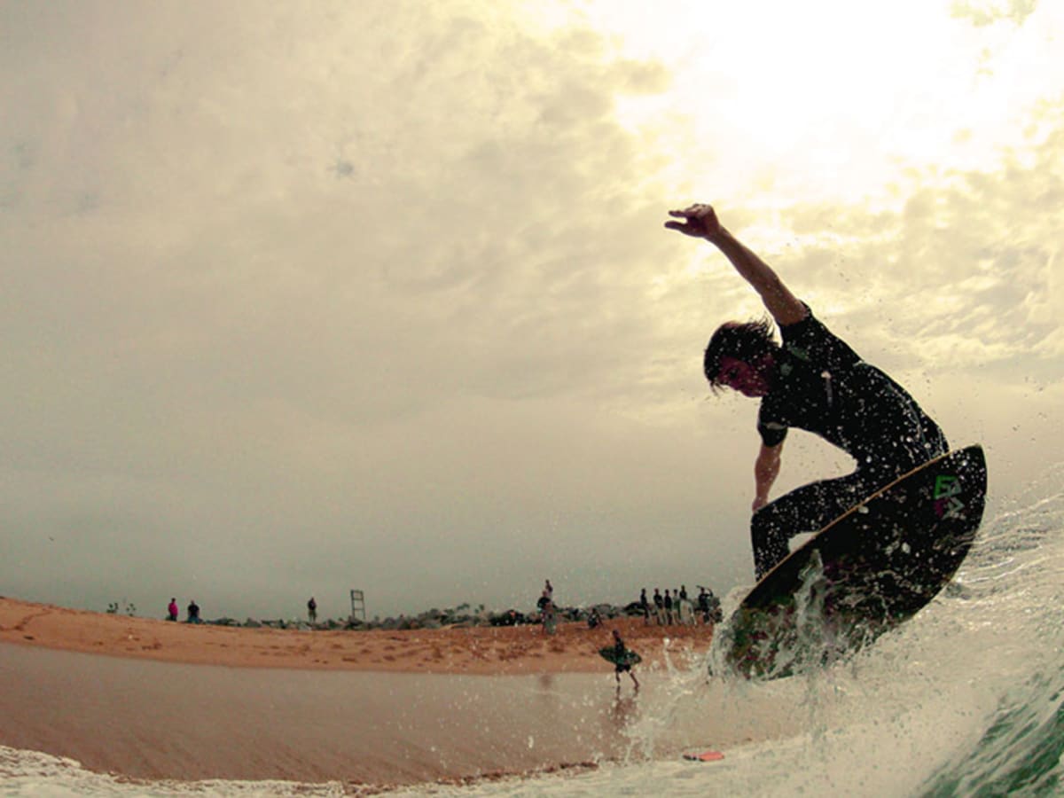 Brad Domke S Wave Riding Seemingly Defies Physics Sports Illustrated