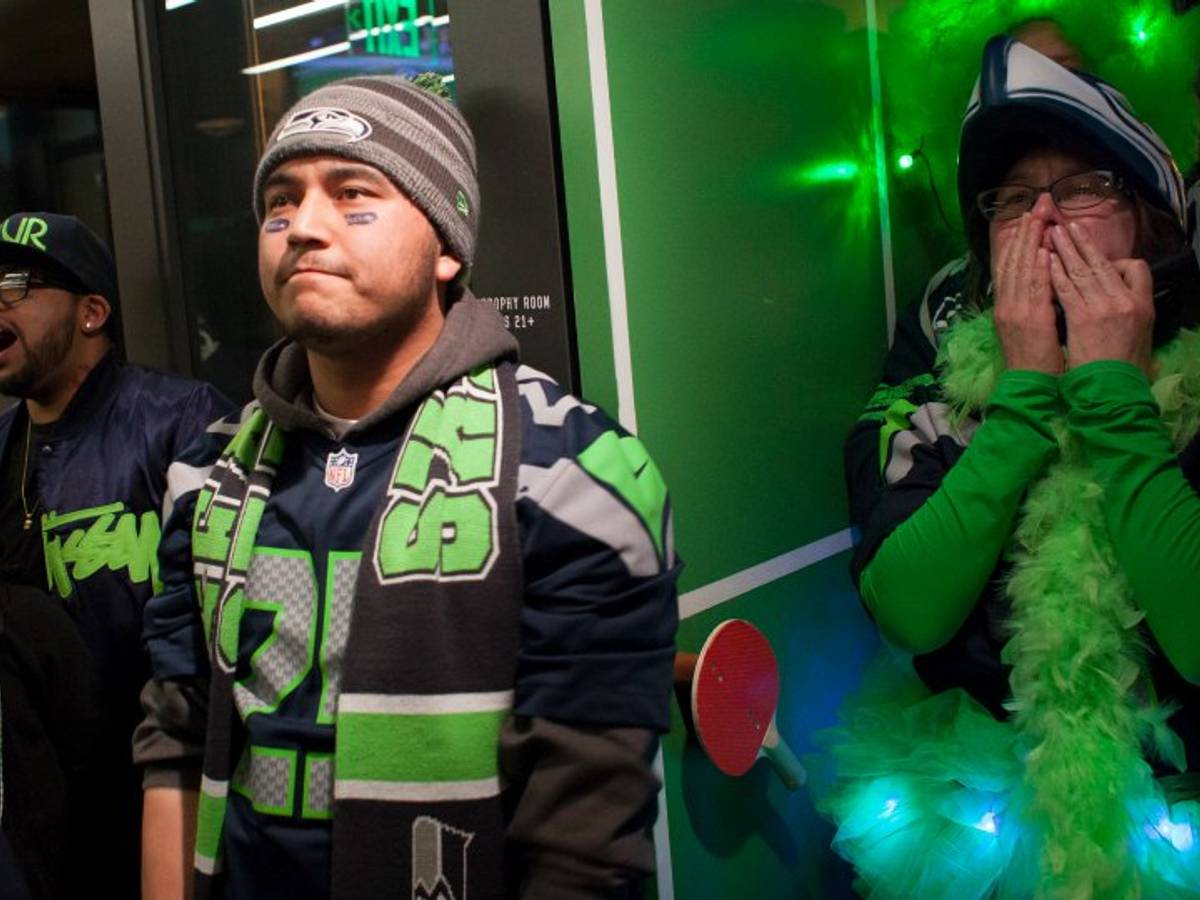 Super Bowl Party Seattle Seahawks Fans Devastated By Interception Sports Illustrated