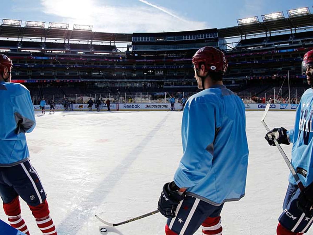 Rain creates wild playing conditions at AHL Outdoor Classic - The
