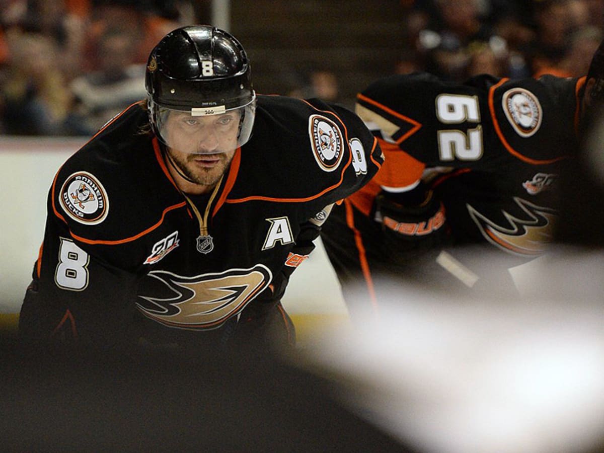 Anaheim Ducks retire Teemu Selanne's No. 8 jersey