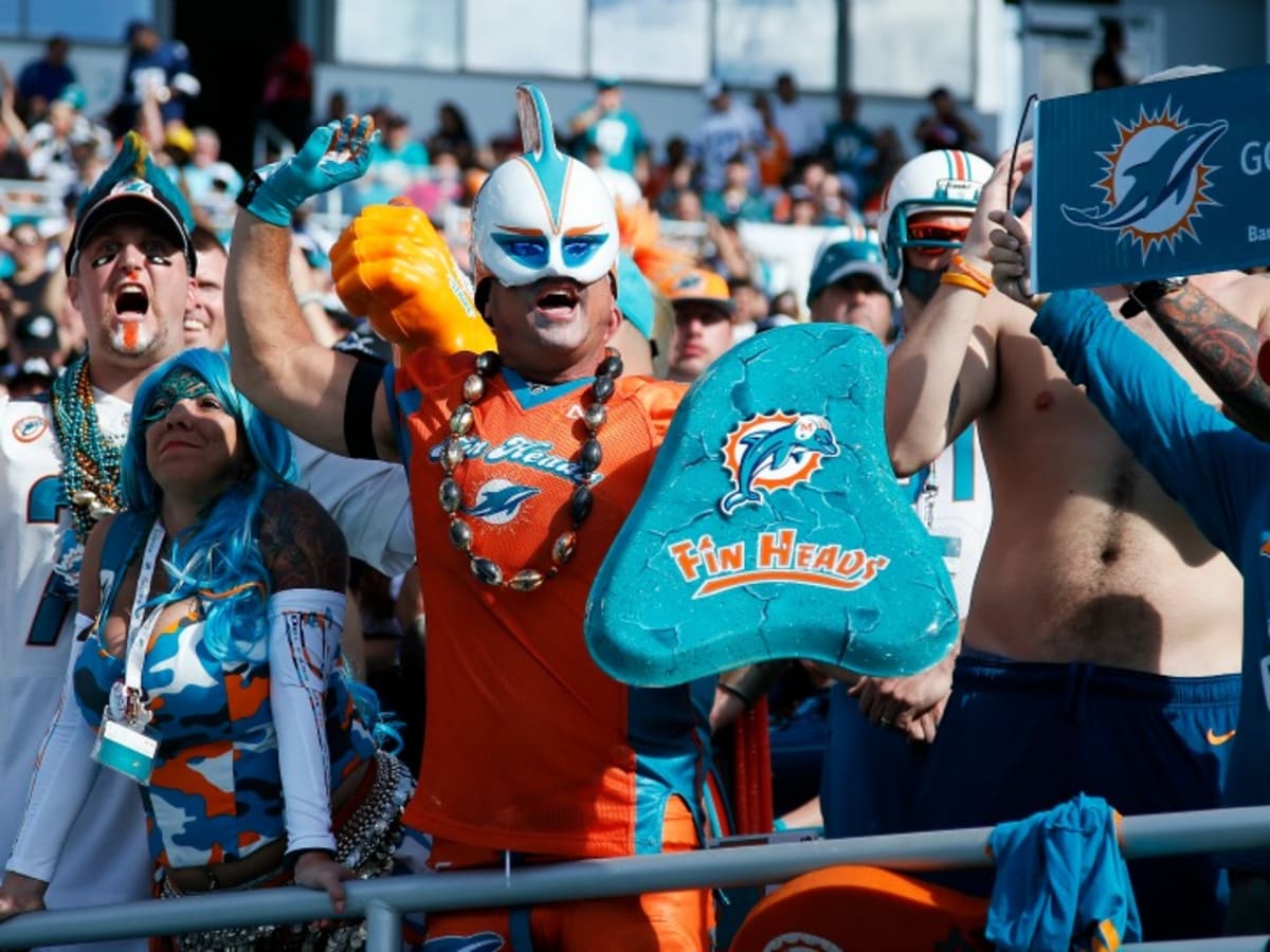 Miami Dolphins hand out white hankies for Monday Night Football