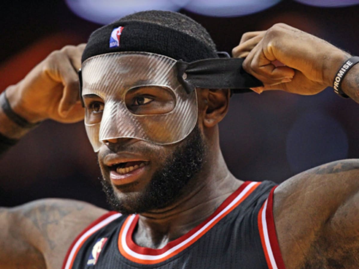selvmord Foresee I navnet Heat's LeBron James switches to clear mask after NBA nixes black version -  Sports Illustrated
