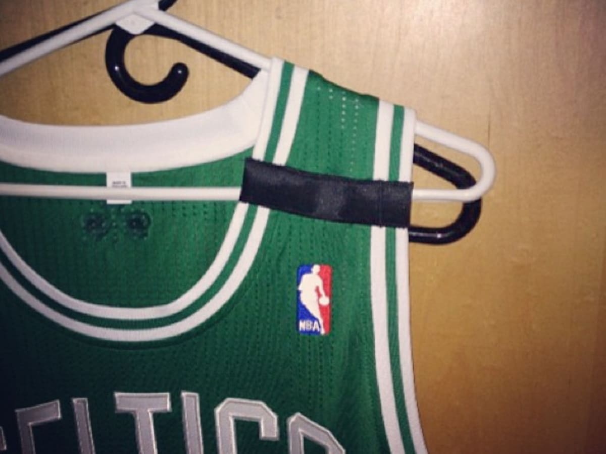 Barry Balling Betekenis Celtics to wear black stripe on jersey to honor victims of Boston Marathon  bombings - Sports Illustrated