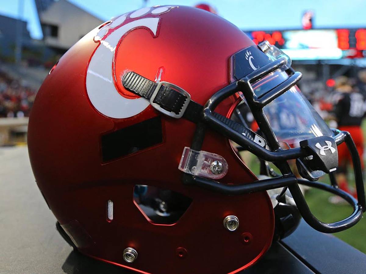 Cincinnati fans appear to throw 'horns 