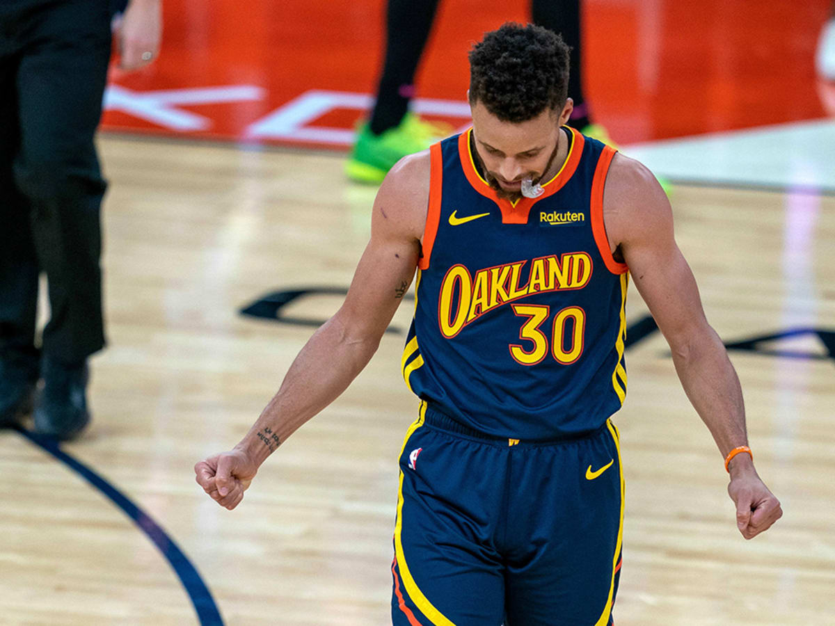 Stephen Curry Warriors Guard Leaves Court Not Feeling Well Sports Illustrated