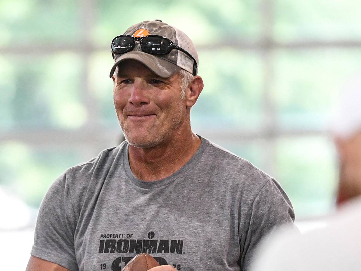 Auditor demands Brett Favre returns 