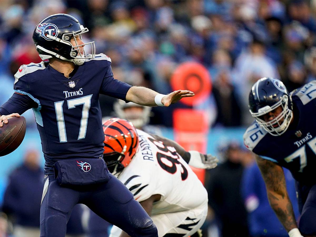 Ryan Tannehill's last-minute interception dooms Titans (video) - Sports  Illustrated