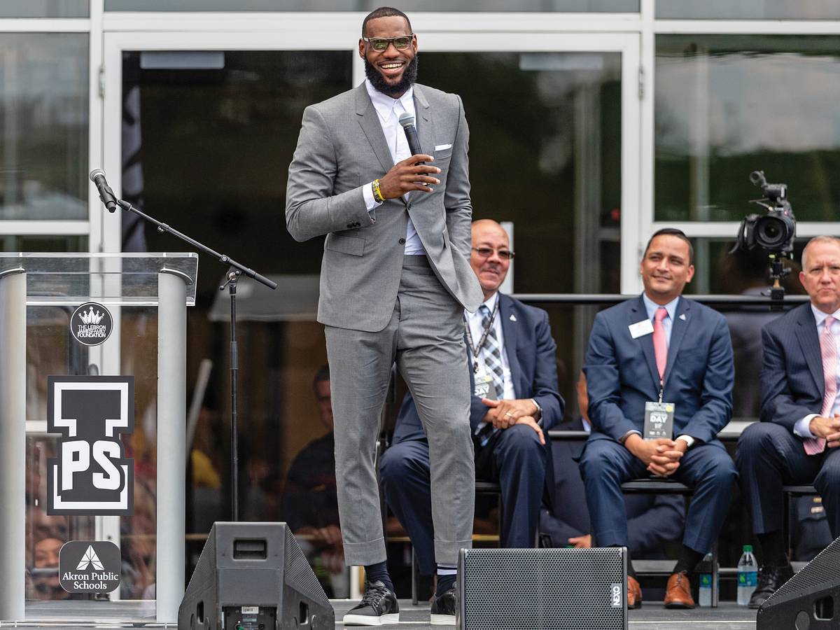 Lakers Fun Lebron James Dissed On Unpublished Track On Kanye West S Album All Lakers News Rumors Videos Schedule Roster Salaries And More