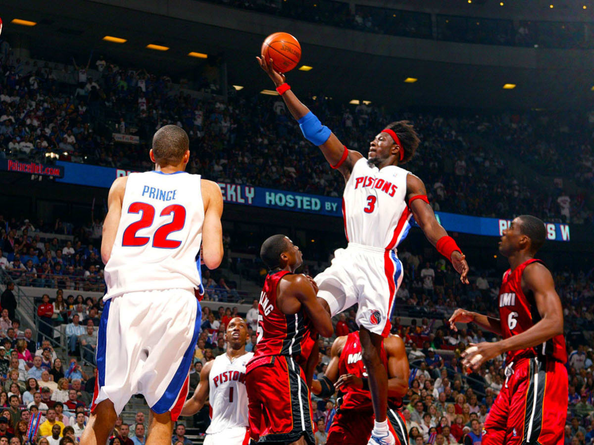 VIDEO: Pistons raise Ben Wallace's number to rafters