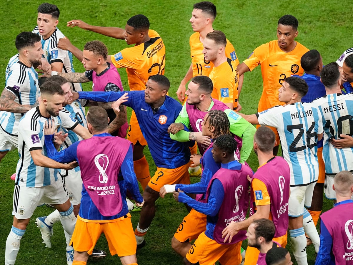 Argentina, Netherlands Get Into Scrap Late in Heated World Cup Match -  Sports Illustrated