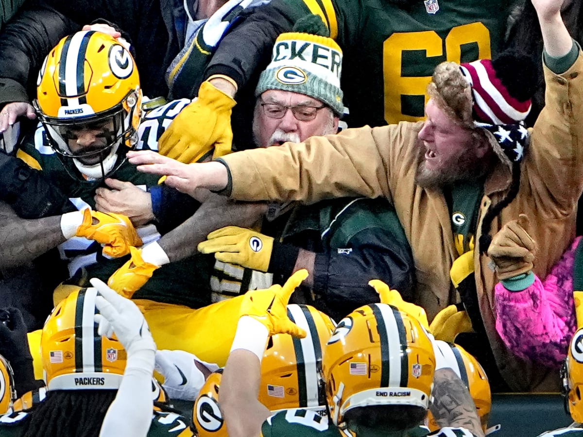 Packers rout Vikings to clinch home-field advantage, playoff bye