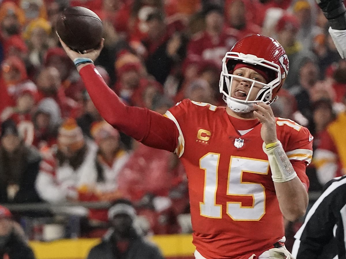Patrick Mahomes Joins Analyst in Roasting Travis Kelce's Game Day